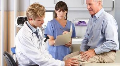 Patient with arthrosis in an orthopedic inspection